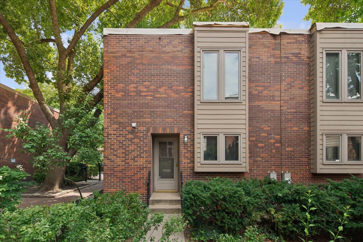 1926 N Larrabee Street Property Photo 1
