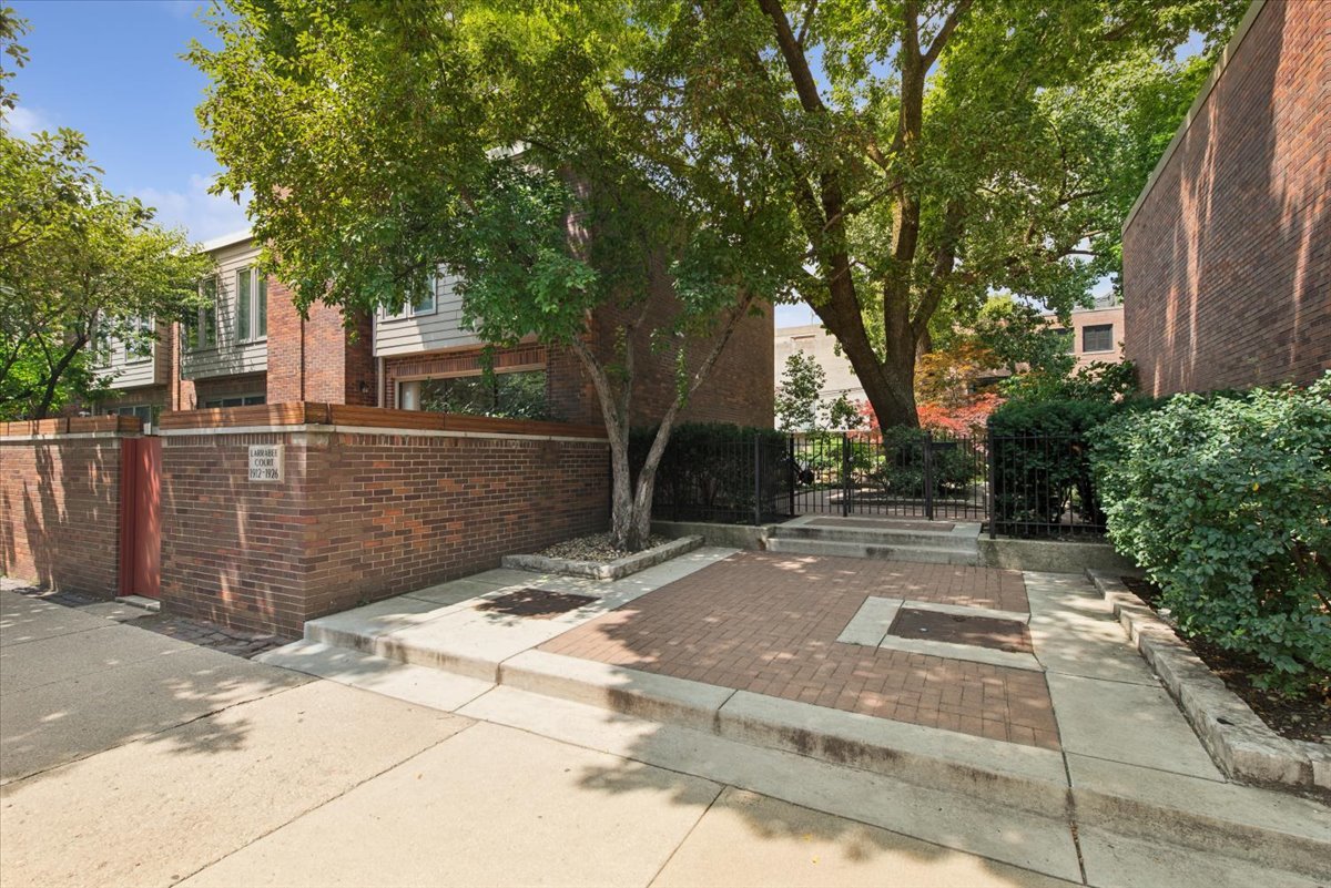 1926 N Larrabee Street Property Photo 2