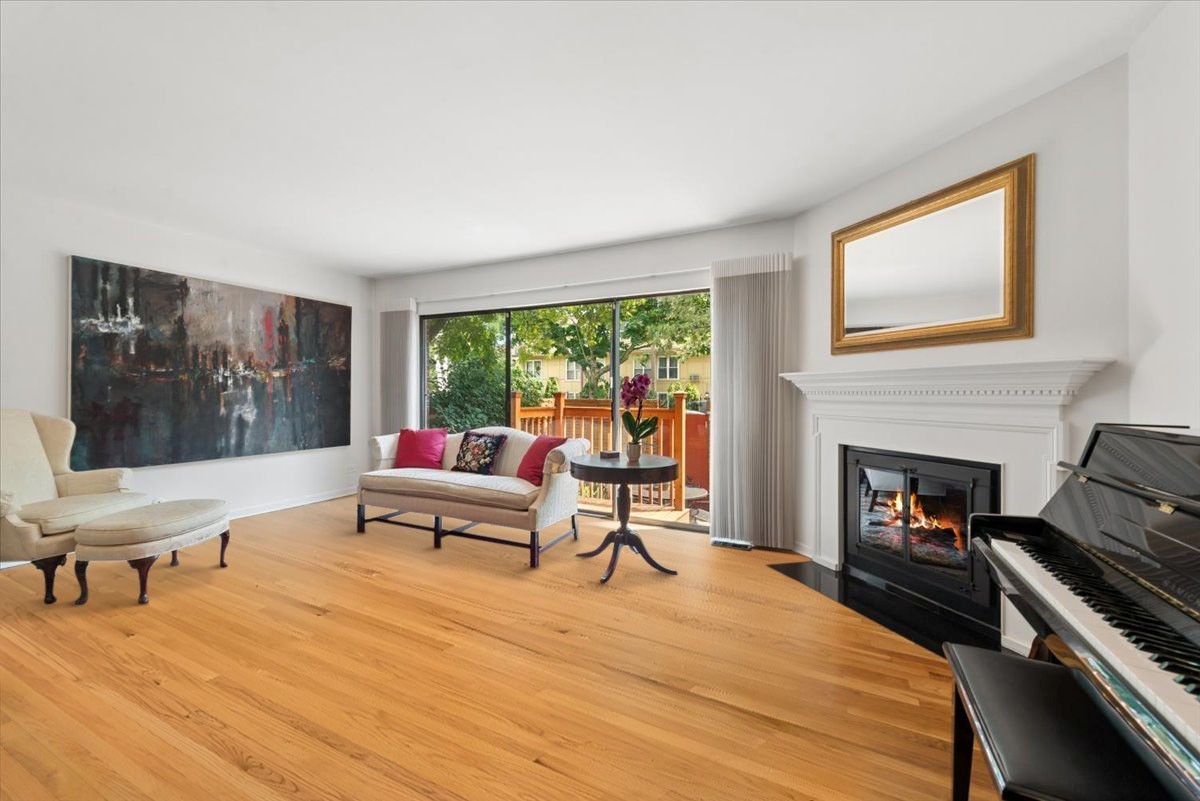 1926 N Larrabee Street Property Photo 4