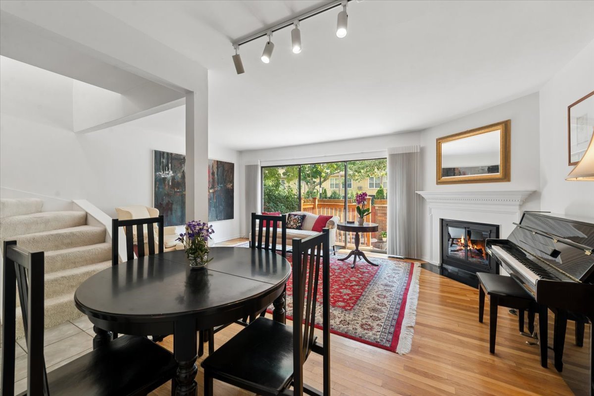 1926 N Larrabee Street Property Photo 6