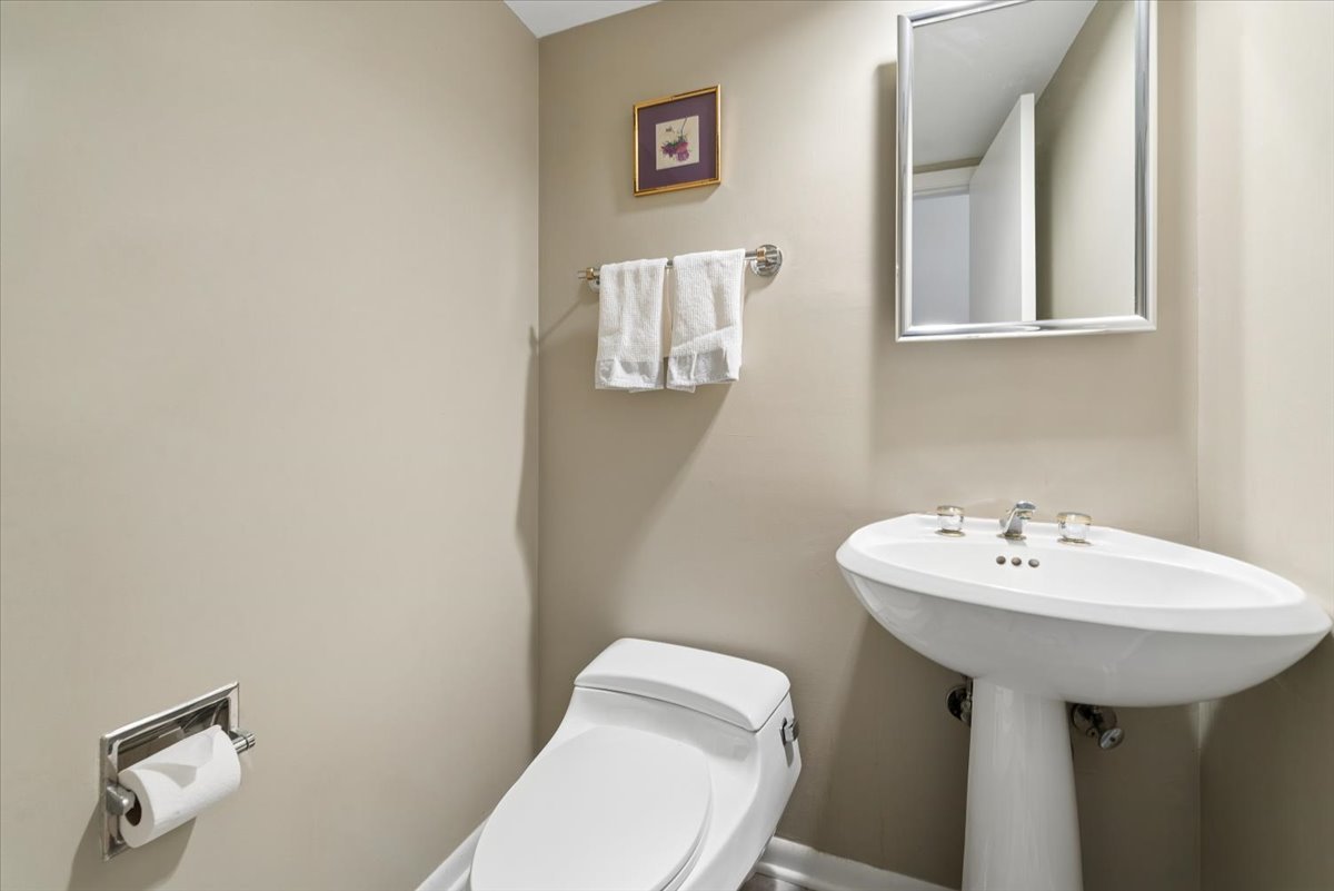 1926 N Larrabee Street Property Photo 9