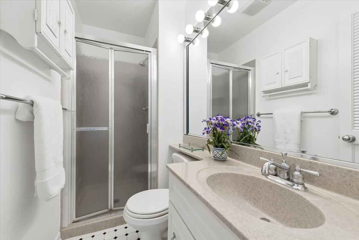 1926 N Larrabee Street Property Photo 13