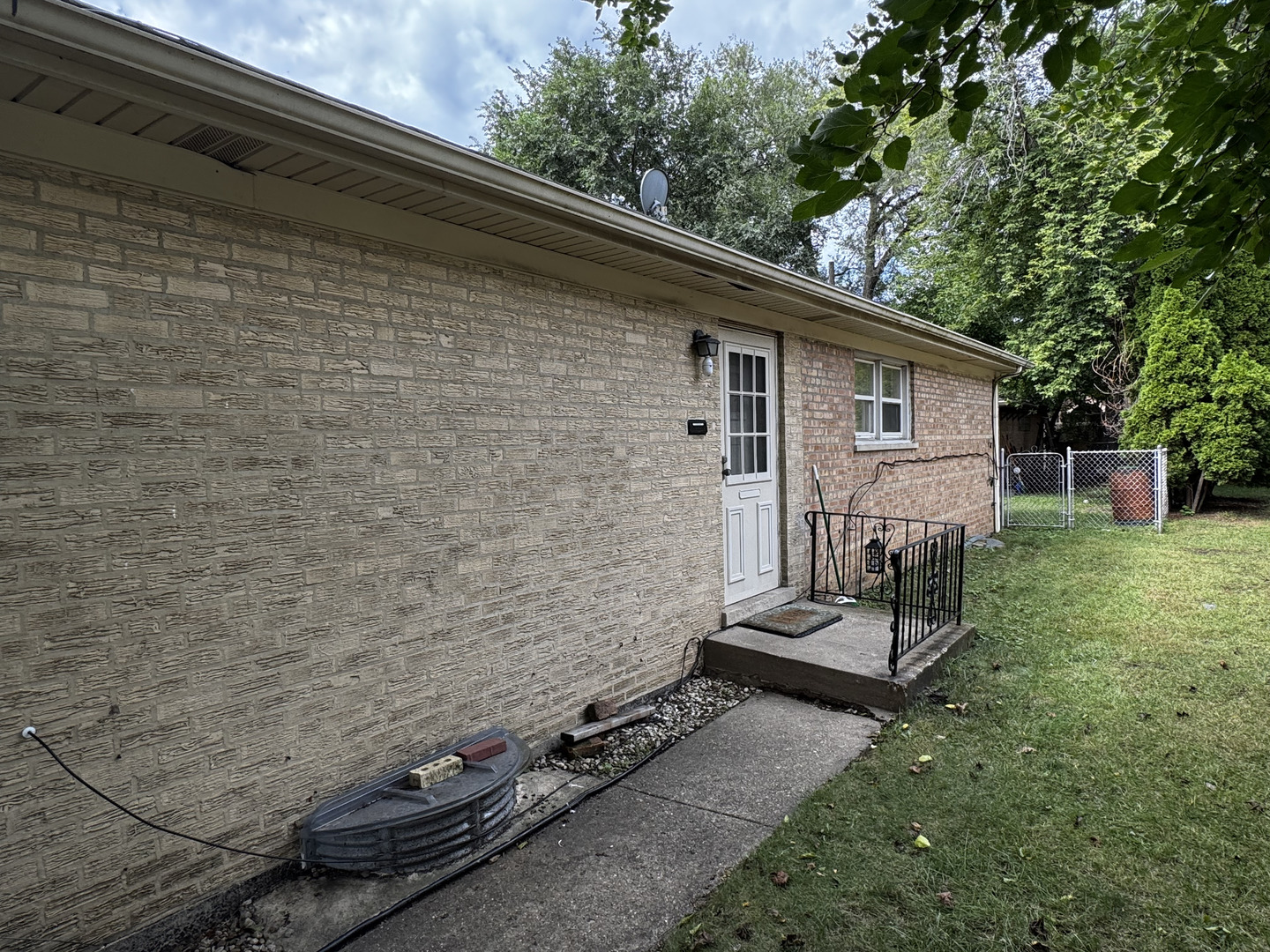 8646 Gross Point Road Property Photo 2