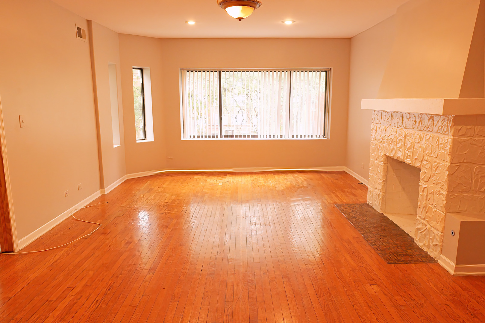 7753 S Essex Avenue 2s Property Photo 2