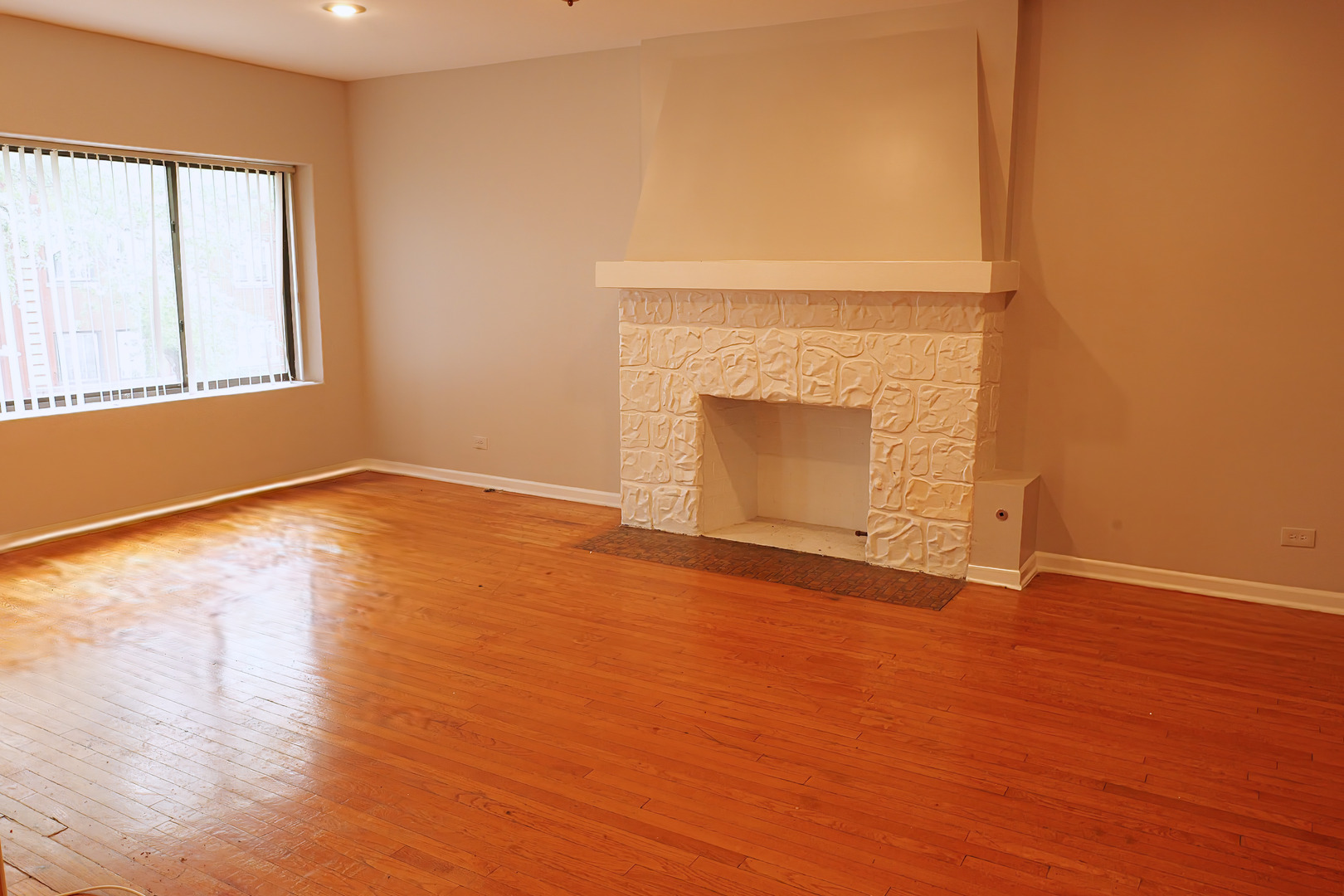 7753 S Essex Avenue 2s Property Photo 3