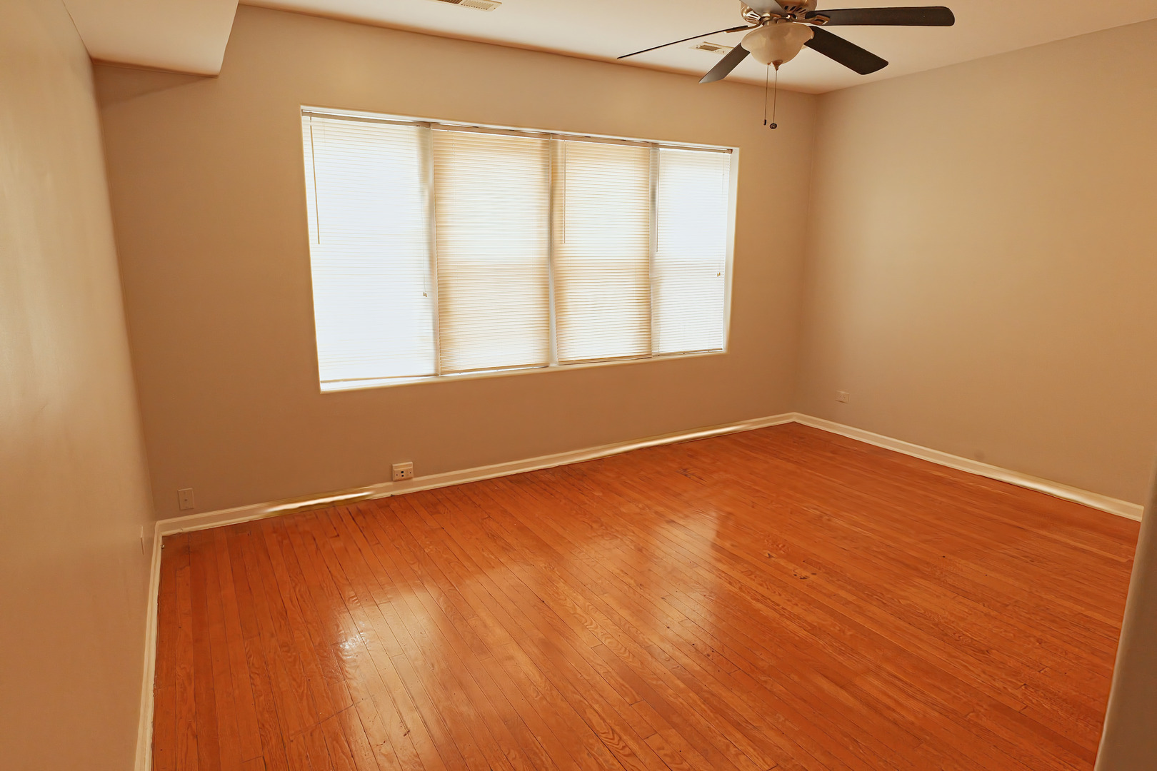 7753 S Essex Avenue 2s Property Photo 11