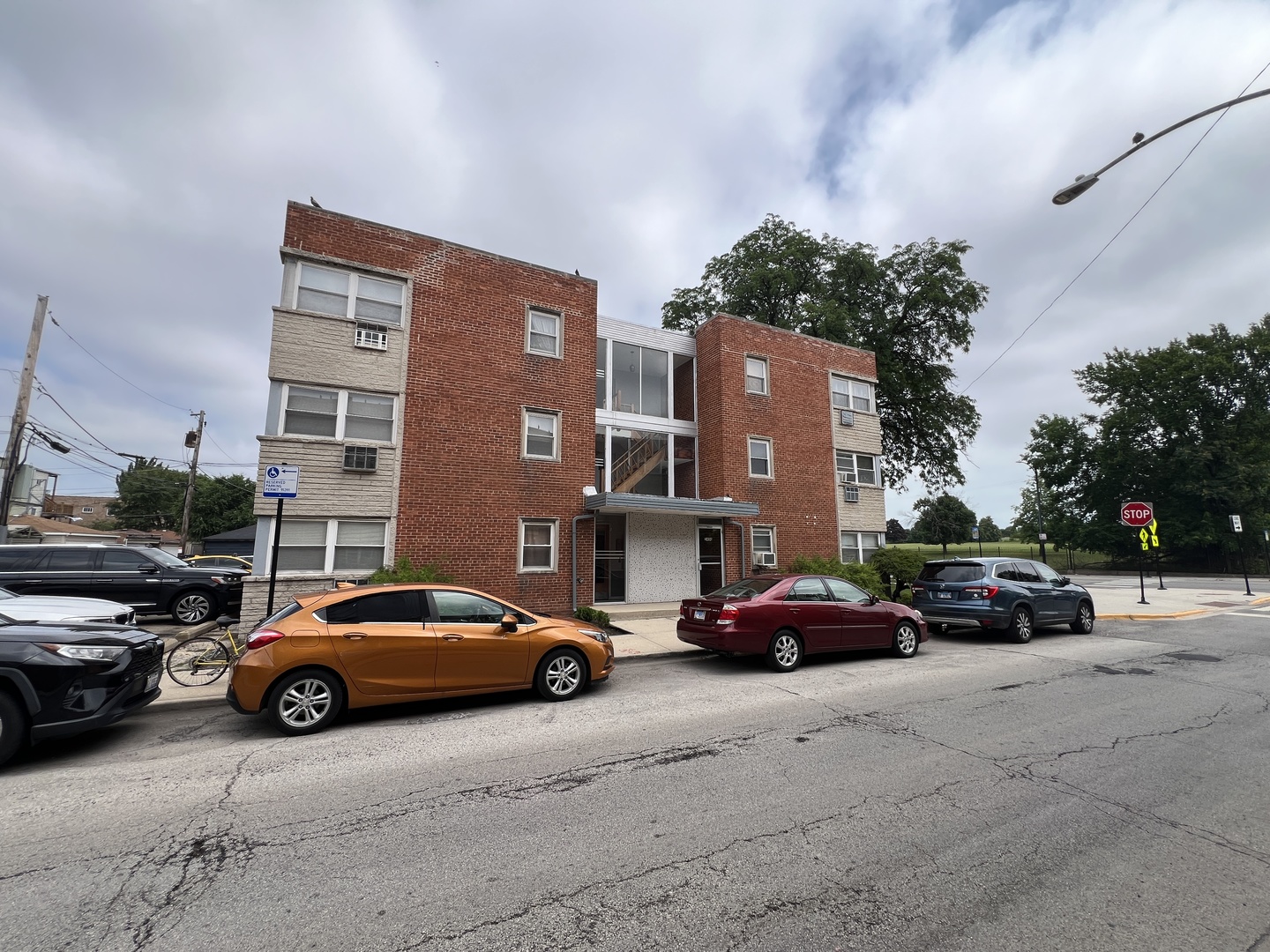 2400 W BALMORAL Avenue 2G Property Photo 1
