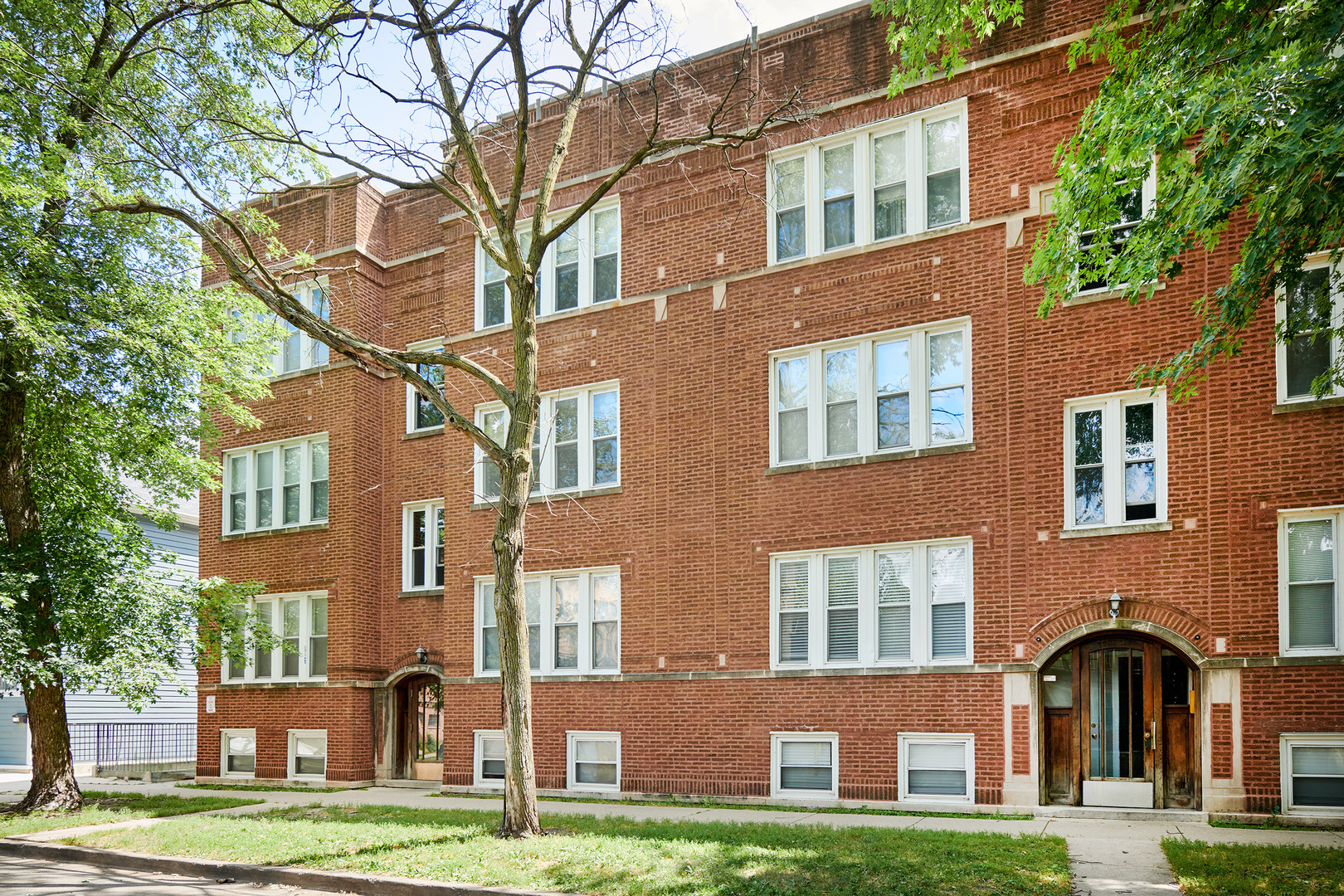 7209 N DAMEN Avenue 3 Property Photo 1