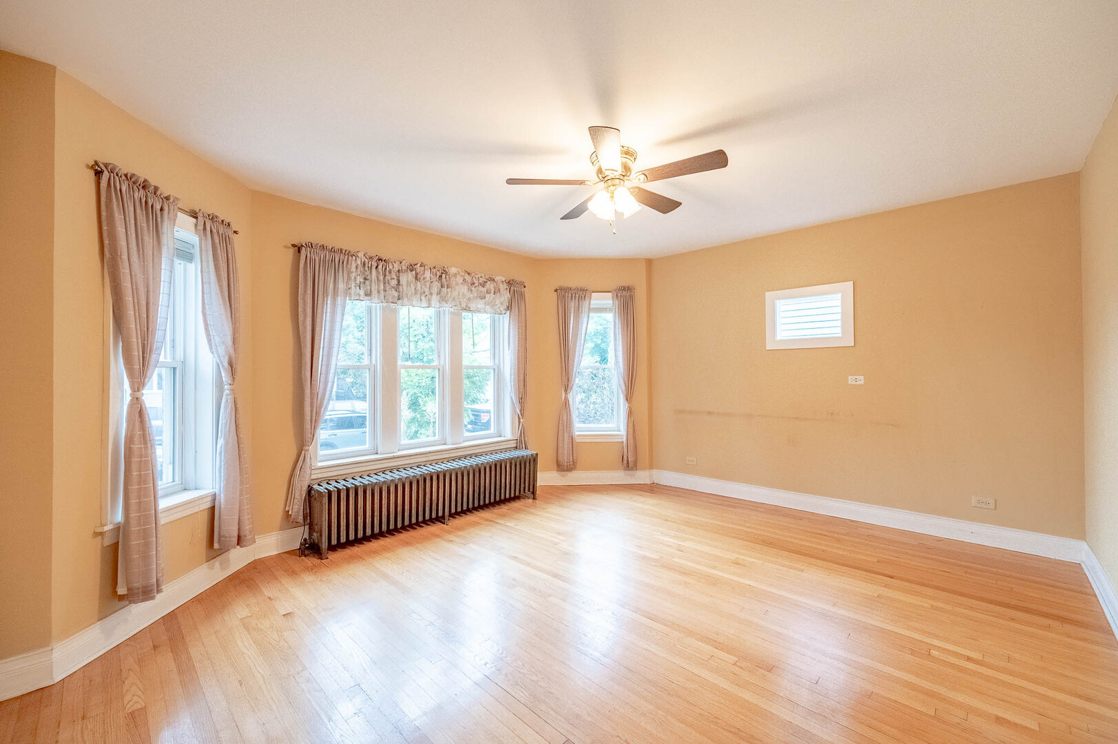 3543 N Nagle Avenue Property Photo 2