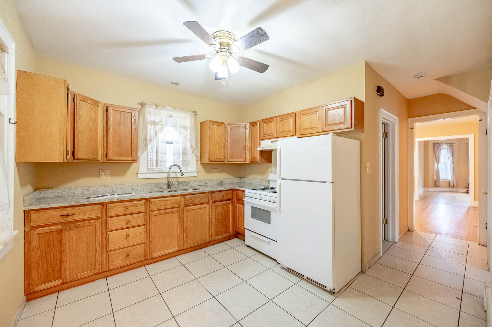 3543 N Nagle Avenue Property Photo 4