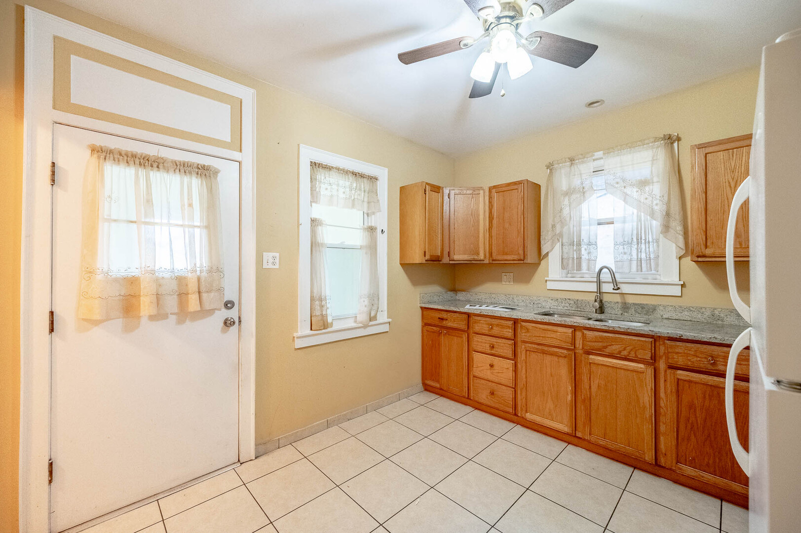 3543 N Nagle Avenue Property Photo 5