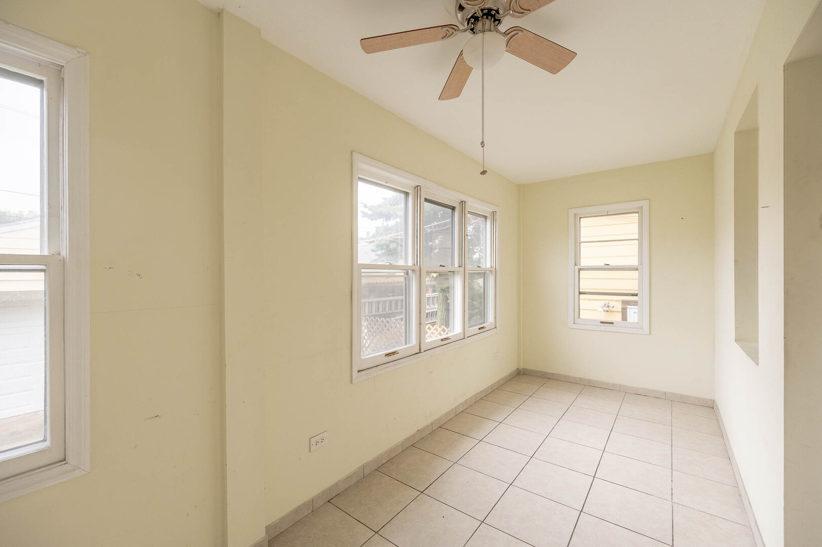 3543 N Nagle Avenue Property Photo 6