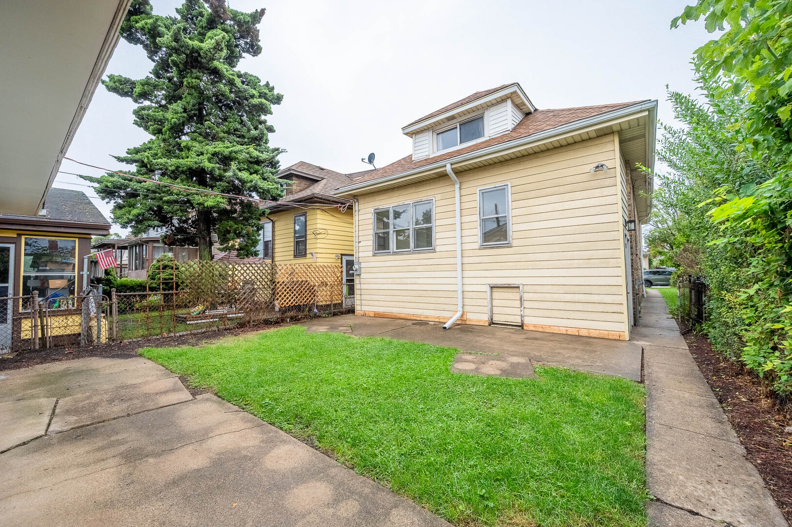 3543 N Nagle Avenue Property Photo 12