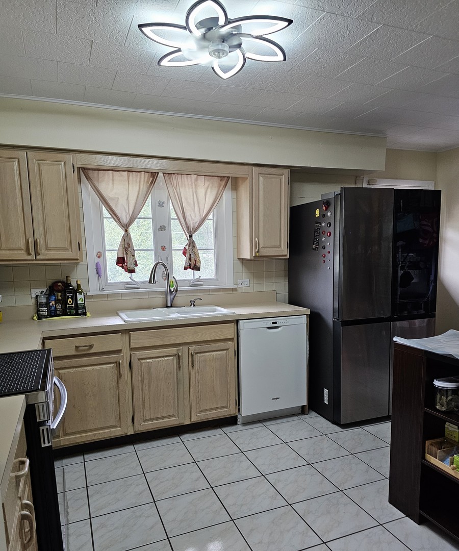 12543 S Menard Avenue Property Photo 2