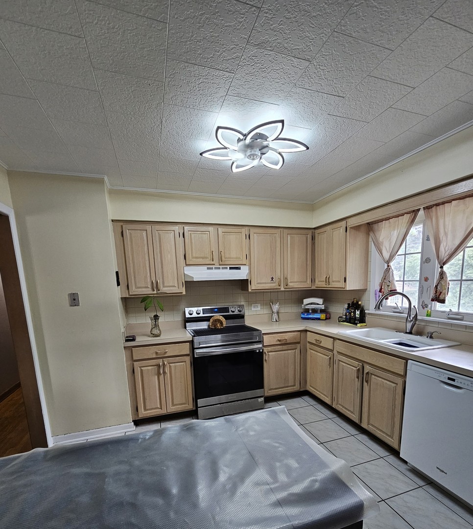 12543 S Menard Avenue Property Photo 3