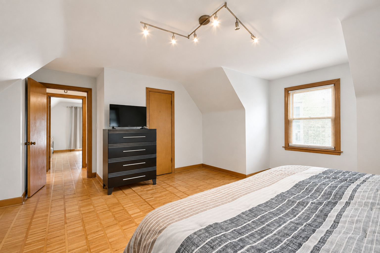 6227 N Naper Avenue Property Photo 17