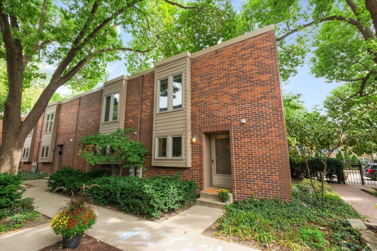 1928 N Larrabee Street Property Photo 2