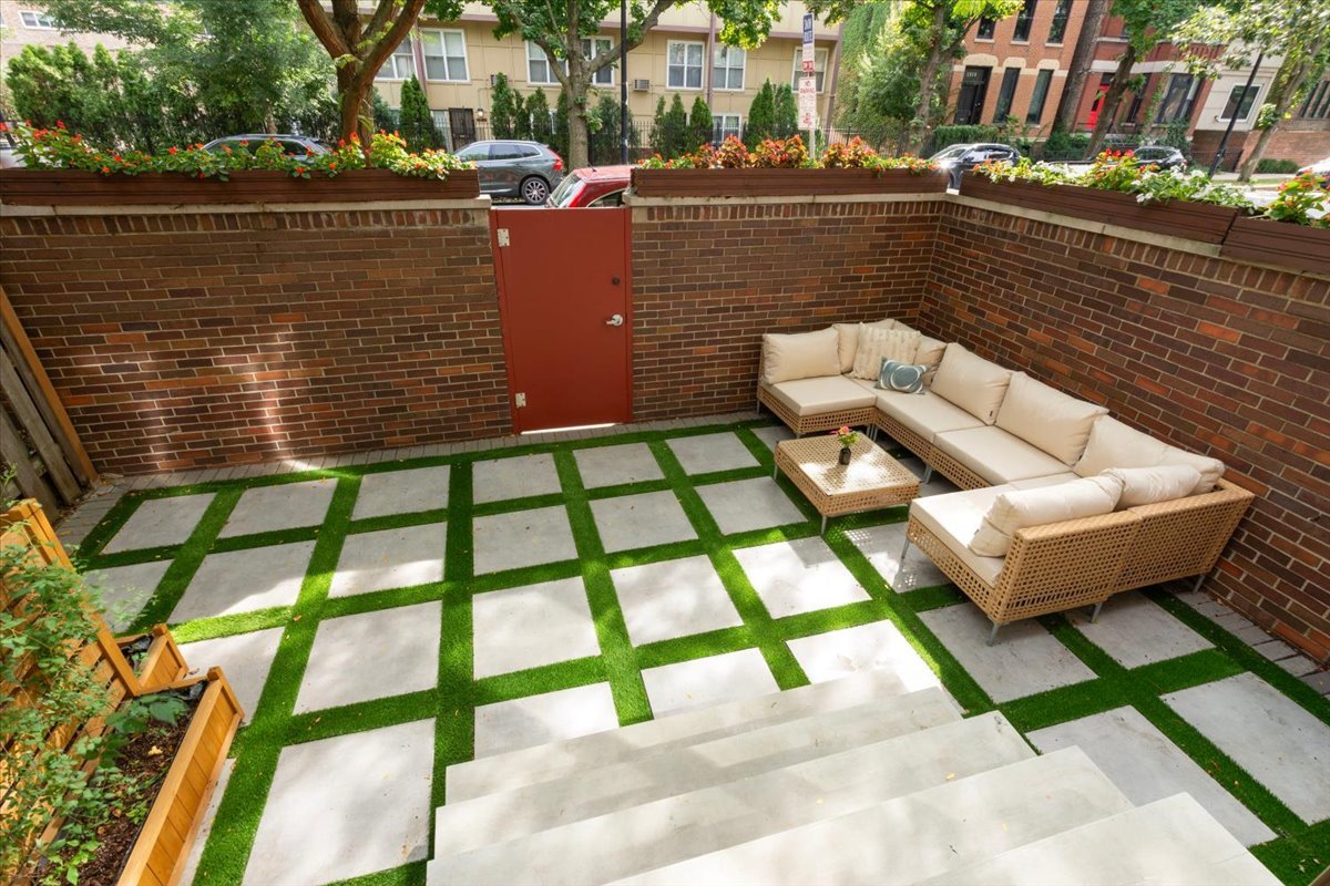 1928 N Larrabee Street Property Photo 5