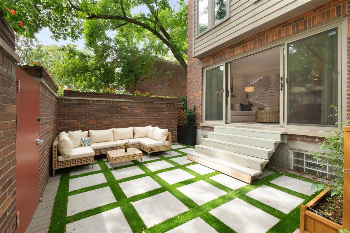 1928 N Larrabee Street Property Photo 6
