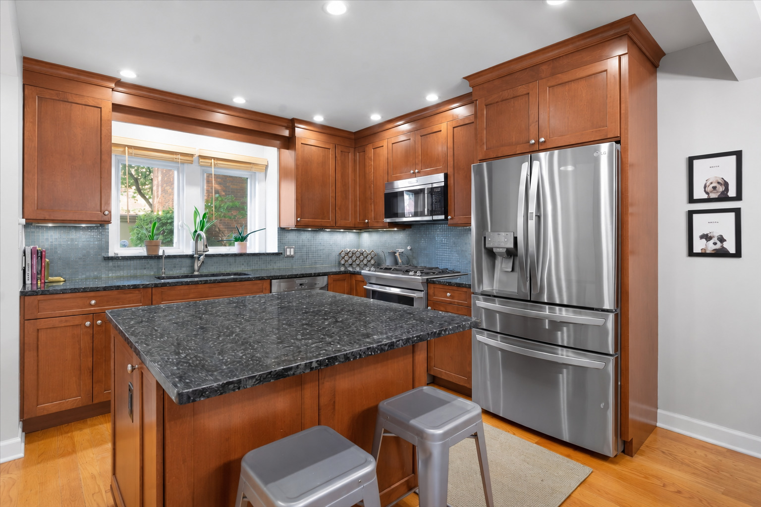 1928 N Larrabee Street Property Photo 8