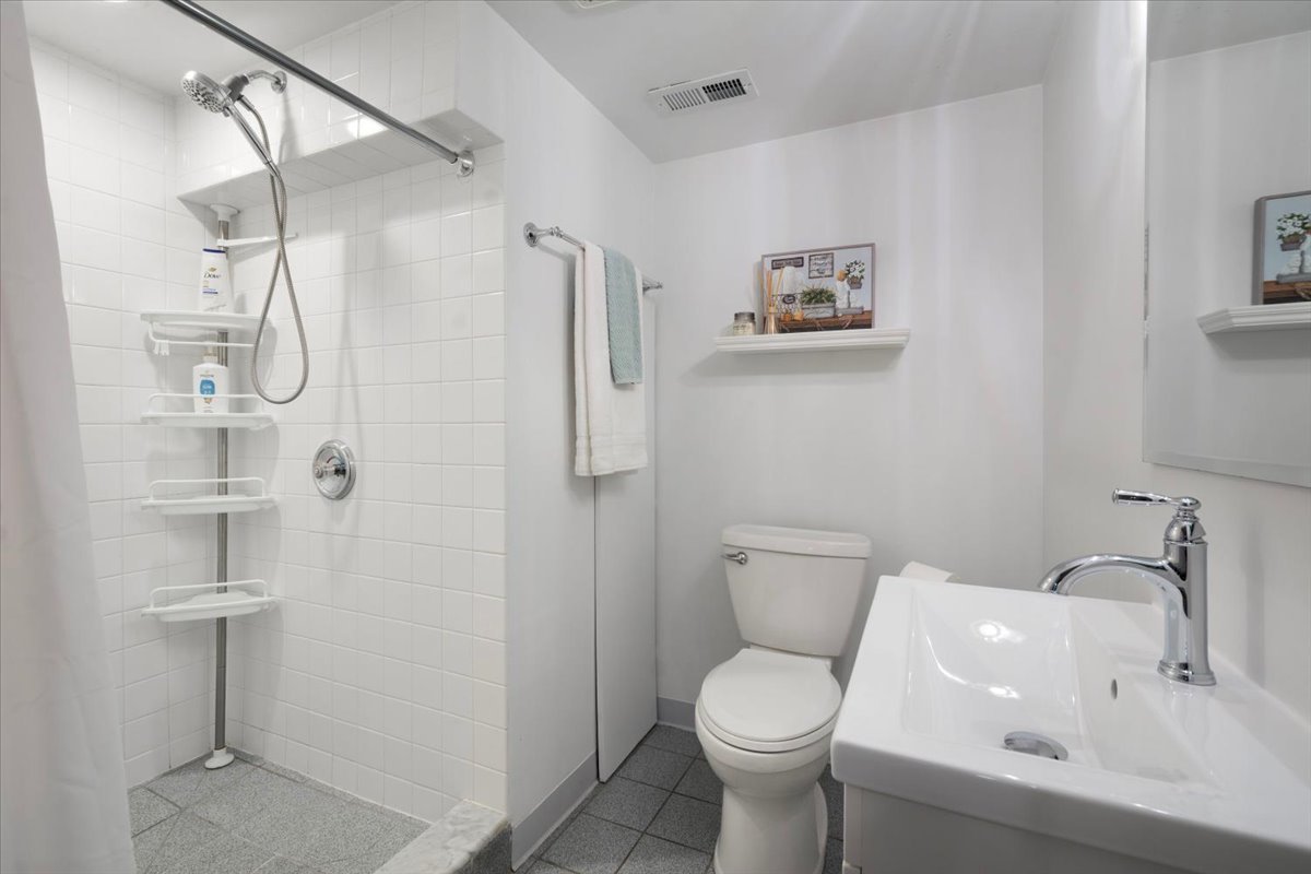 1928 N Larrabee Street Property Photo 19