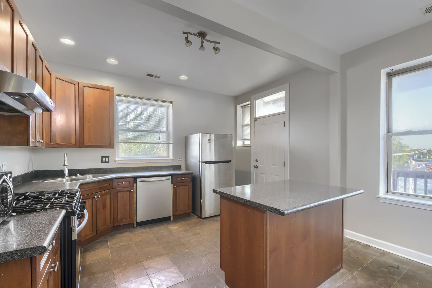 7724 S Cornell Avenue 3u Property Photo 7