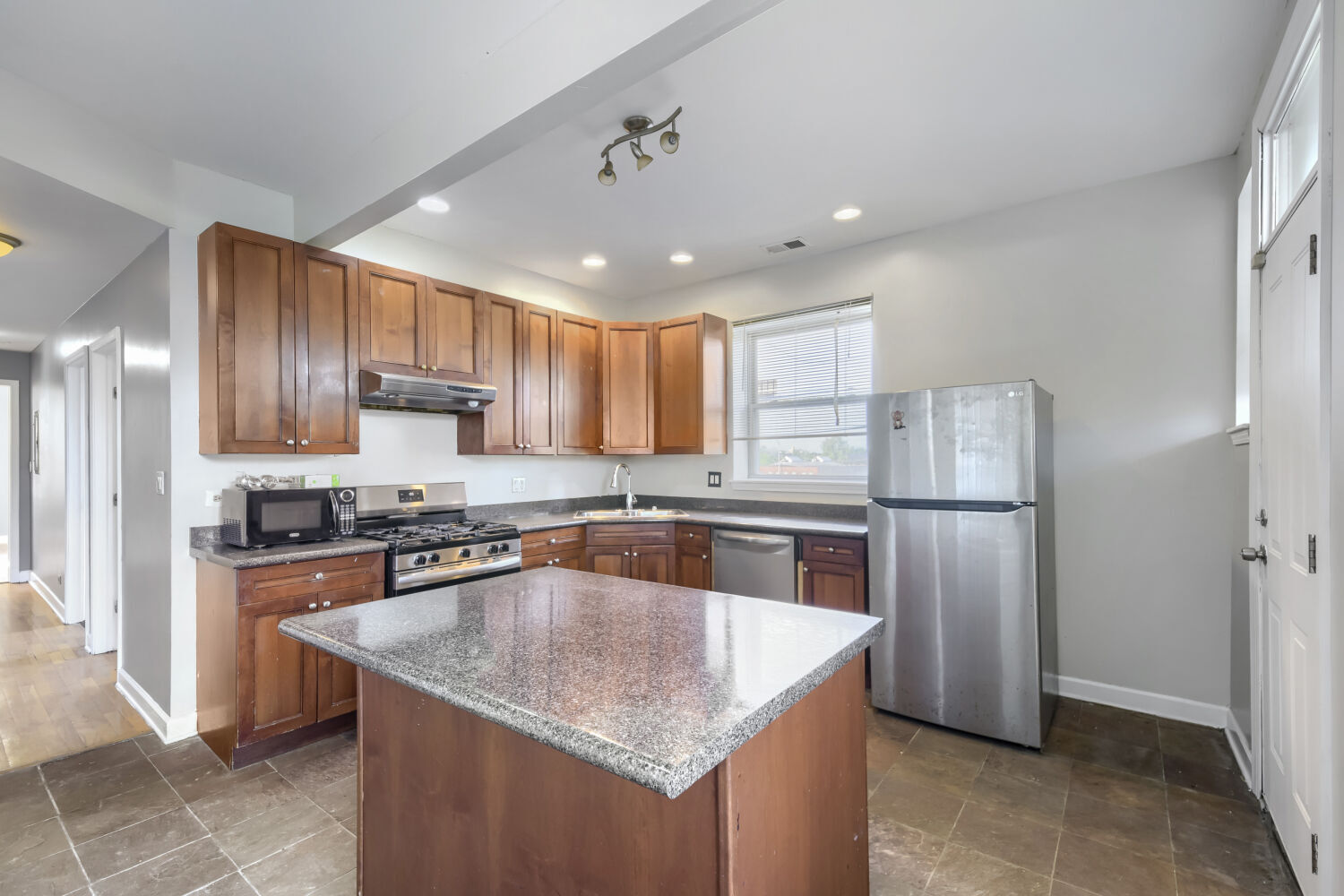 7724 S Cornell Avenue 3u Property Photo 8