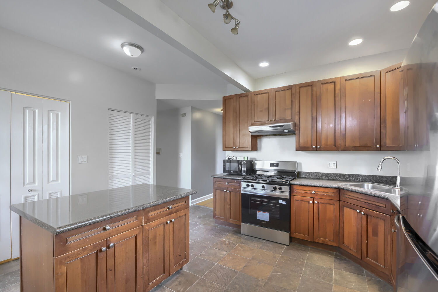 7724 S Cornell Avenue 3u Property Photo 9