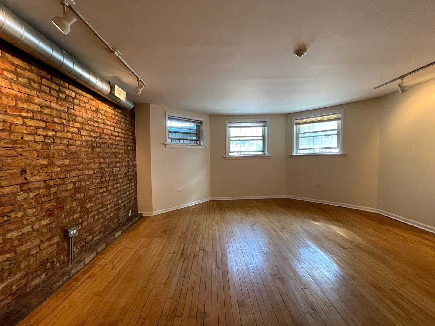 4114 N Clarendon Avenue G Property Photo 2