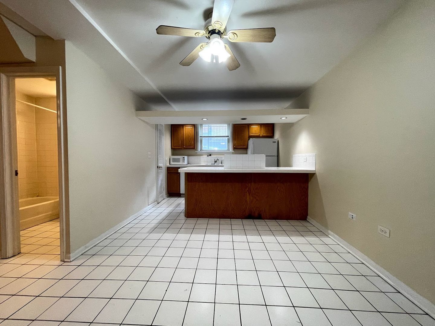 4114 N Clarendon Avenue G Property Photo 3