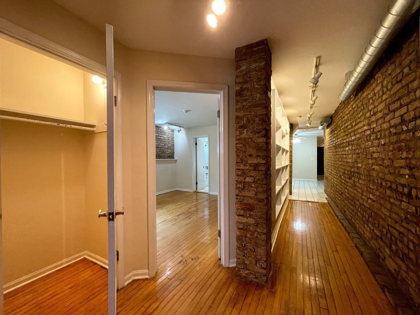 4114 N Clarendon Avenue G Property Photo 4