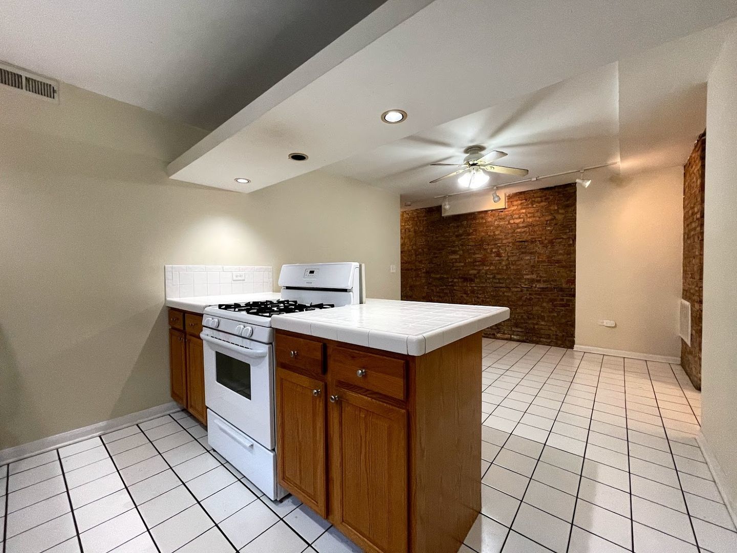 4114 N Clarendon Avenue G Property Photo 5