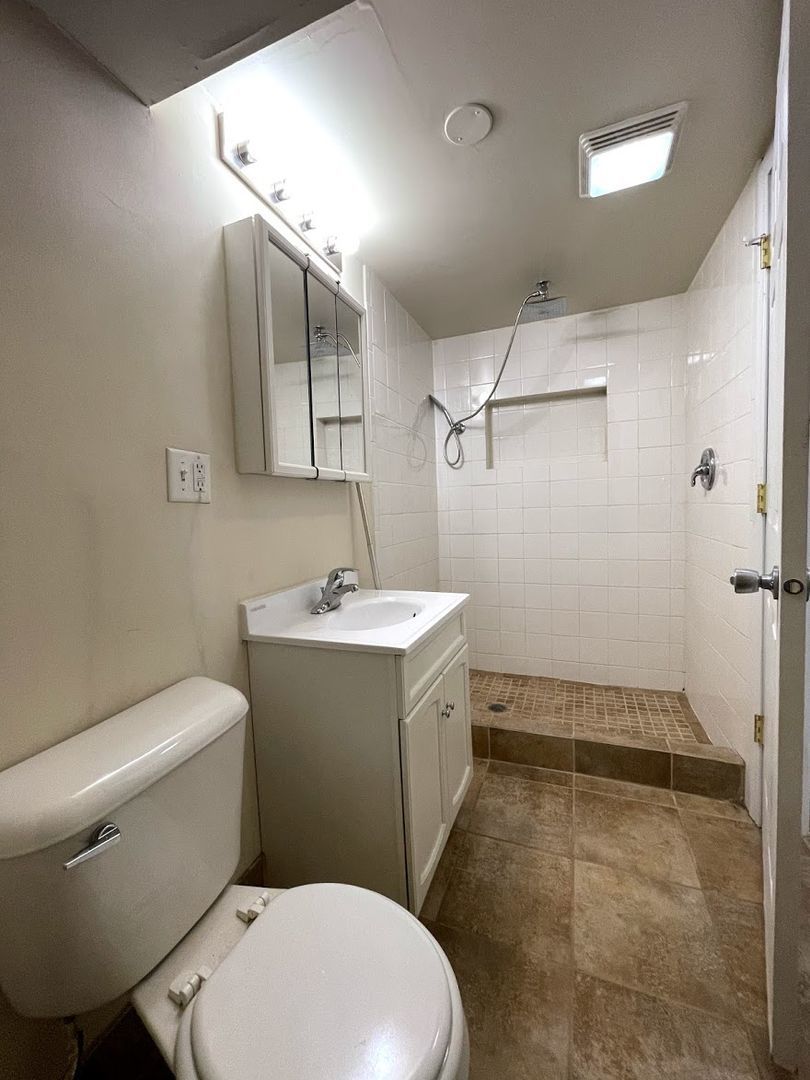 4114 N Clarendon Avenue G Property Photo 7