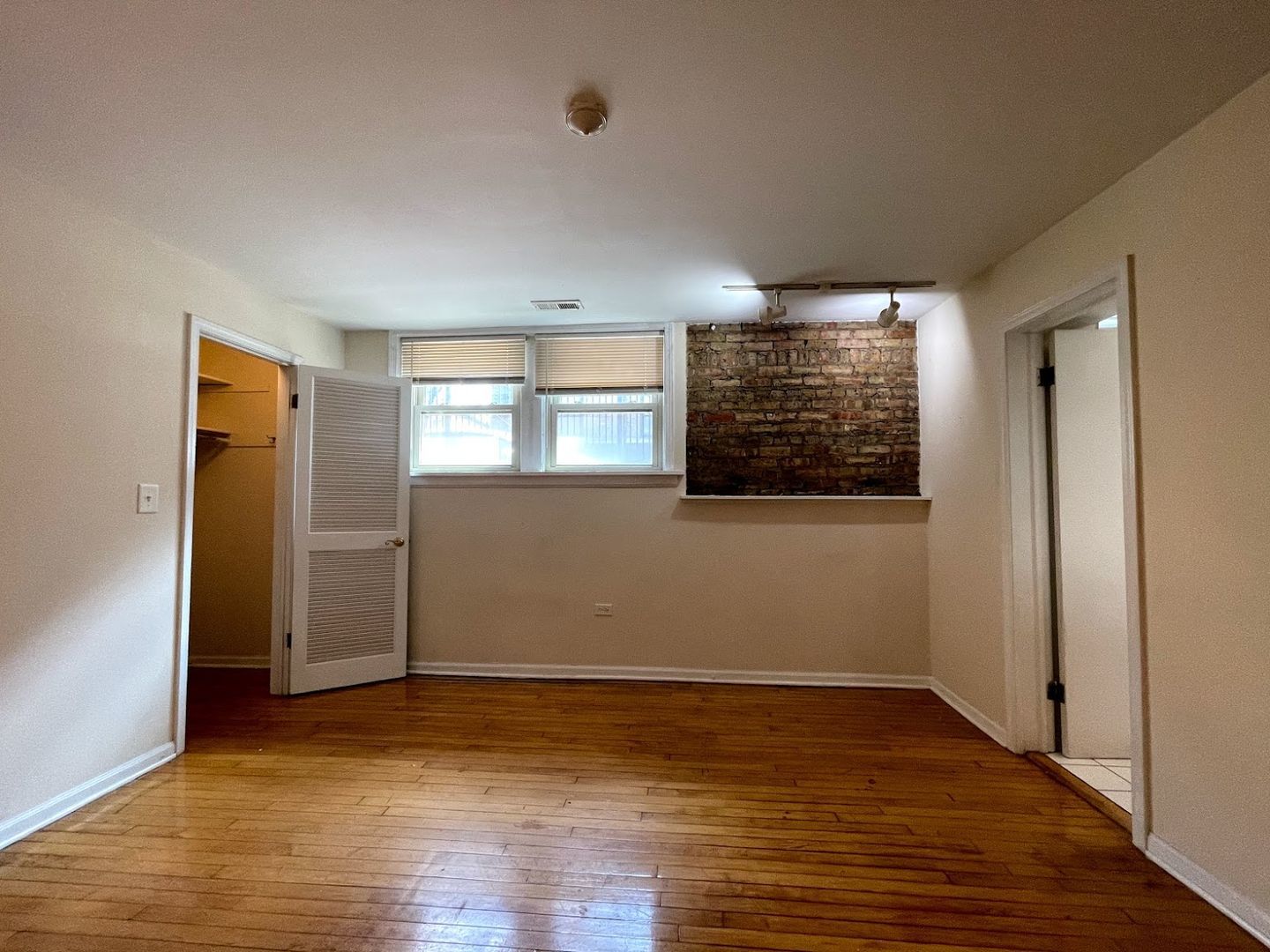 4114 N Clarendon Avenue G Property Photo 9