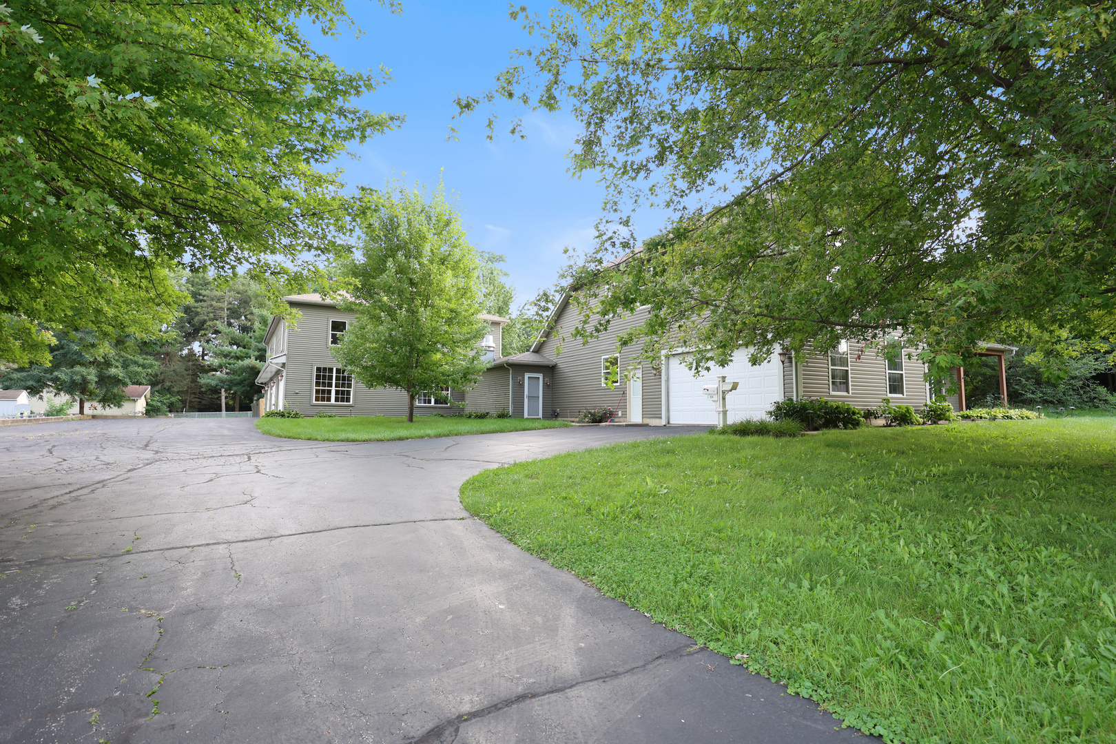 235 E Grand Avenue Property Photo 8