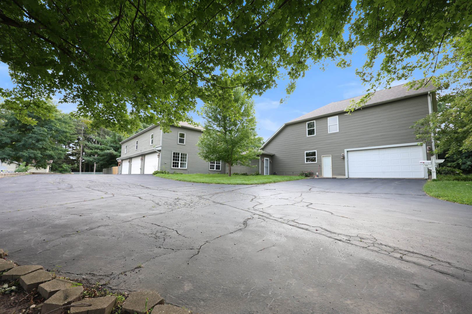 235 E Grand Avenue Property Photo 10