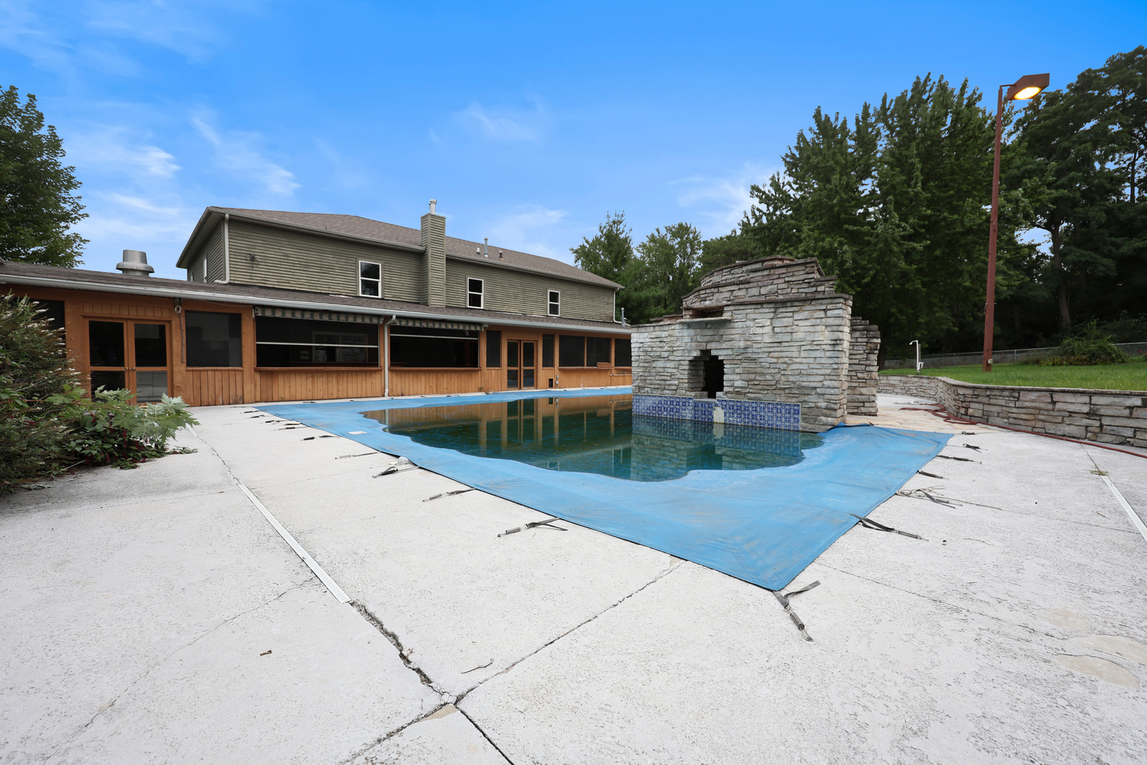 235 E Grand Avenue Property Photo 11