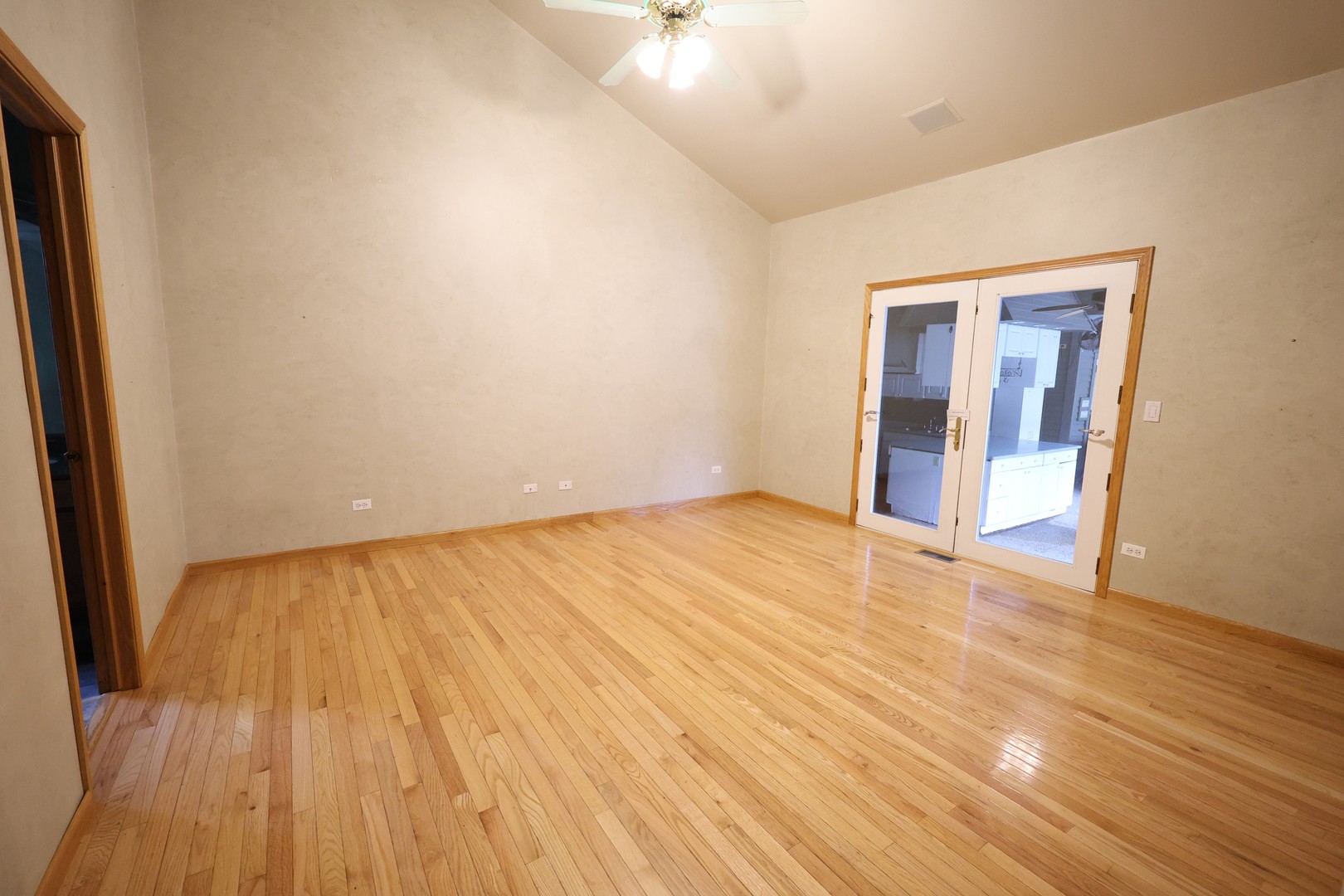 235 E Grand Avenue Property Photo 33