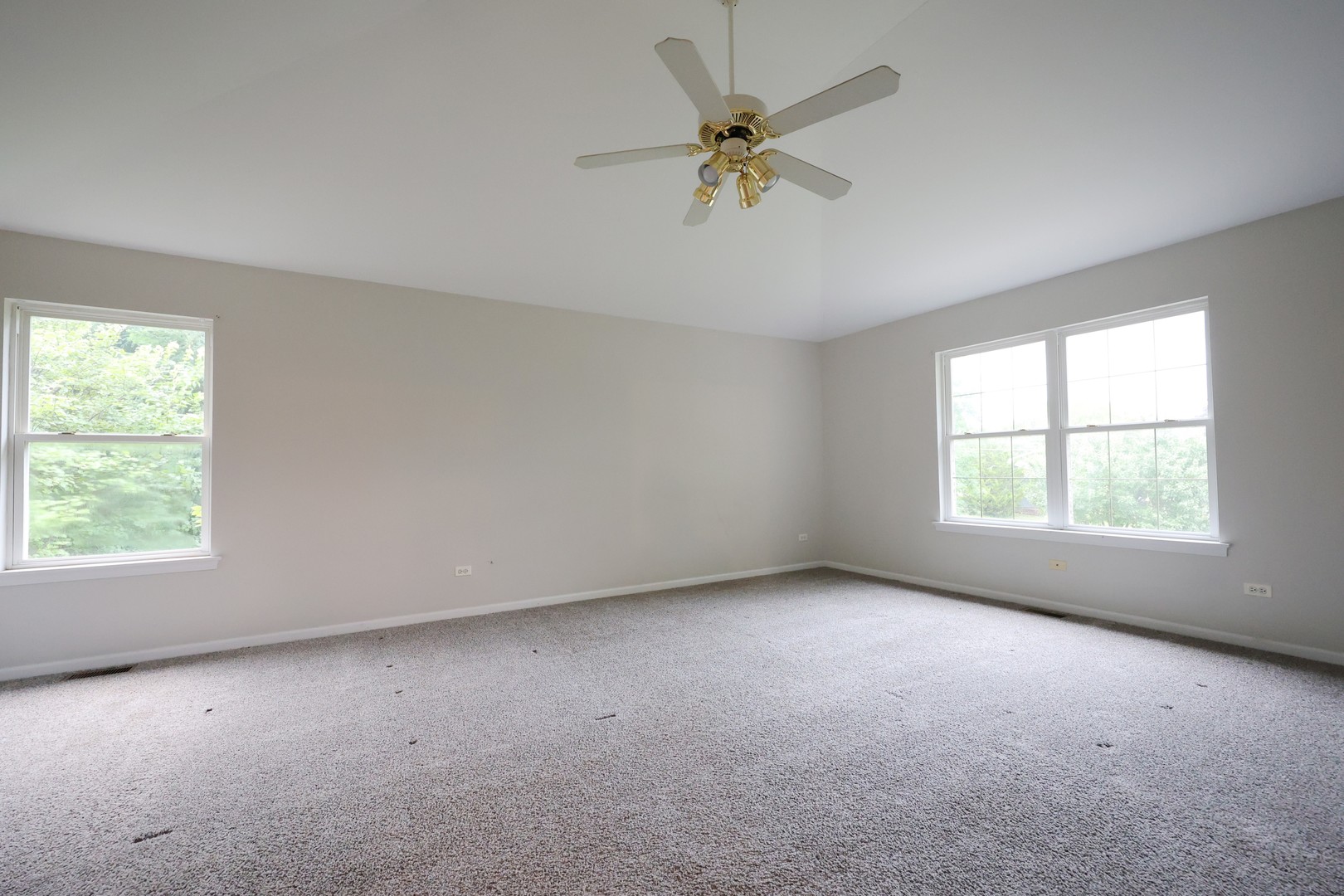 235 E Grand Avenue Property Photo 38