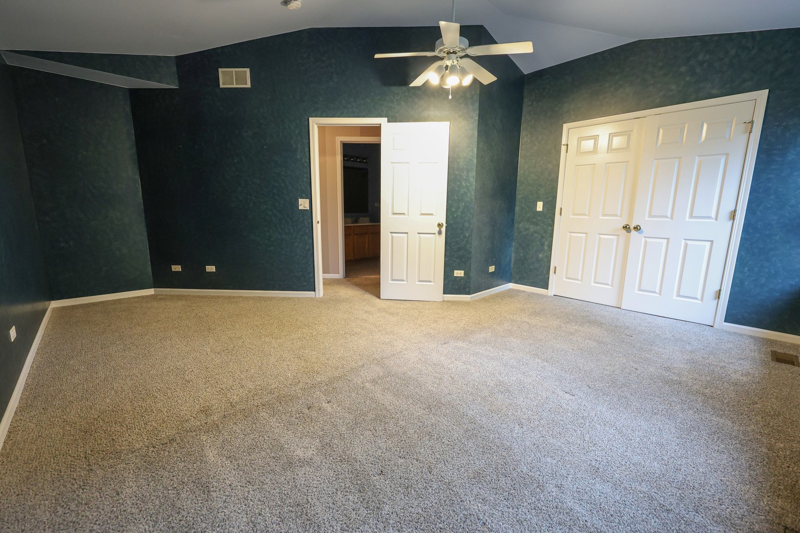 235 E Grand Avenue Property Photo 41