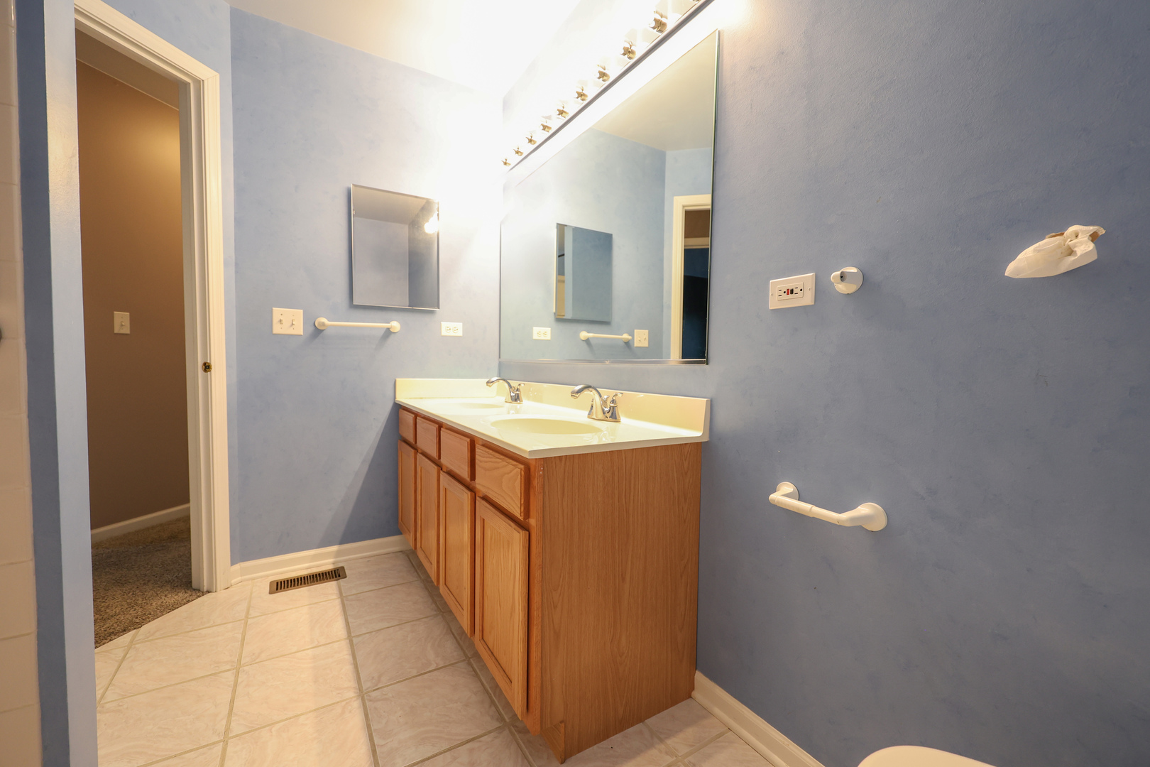 235 E Grand Avenue Property Photo 44