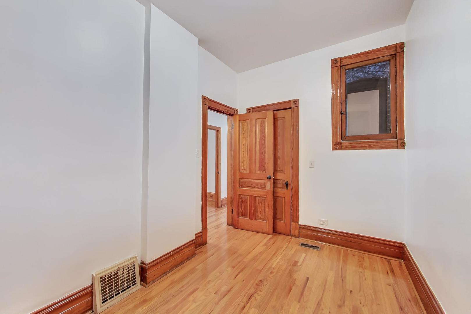 1138 W Addison Street 1 Property Photo 9