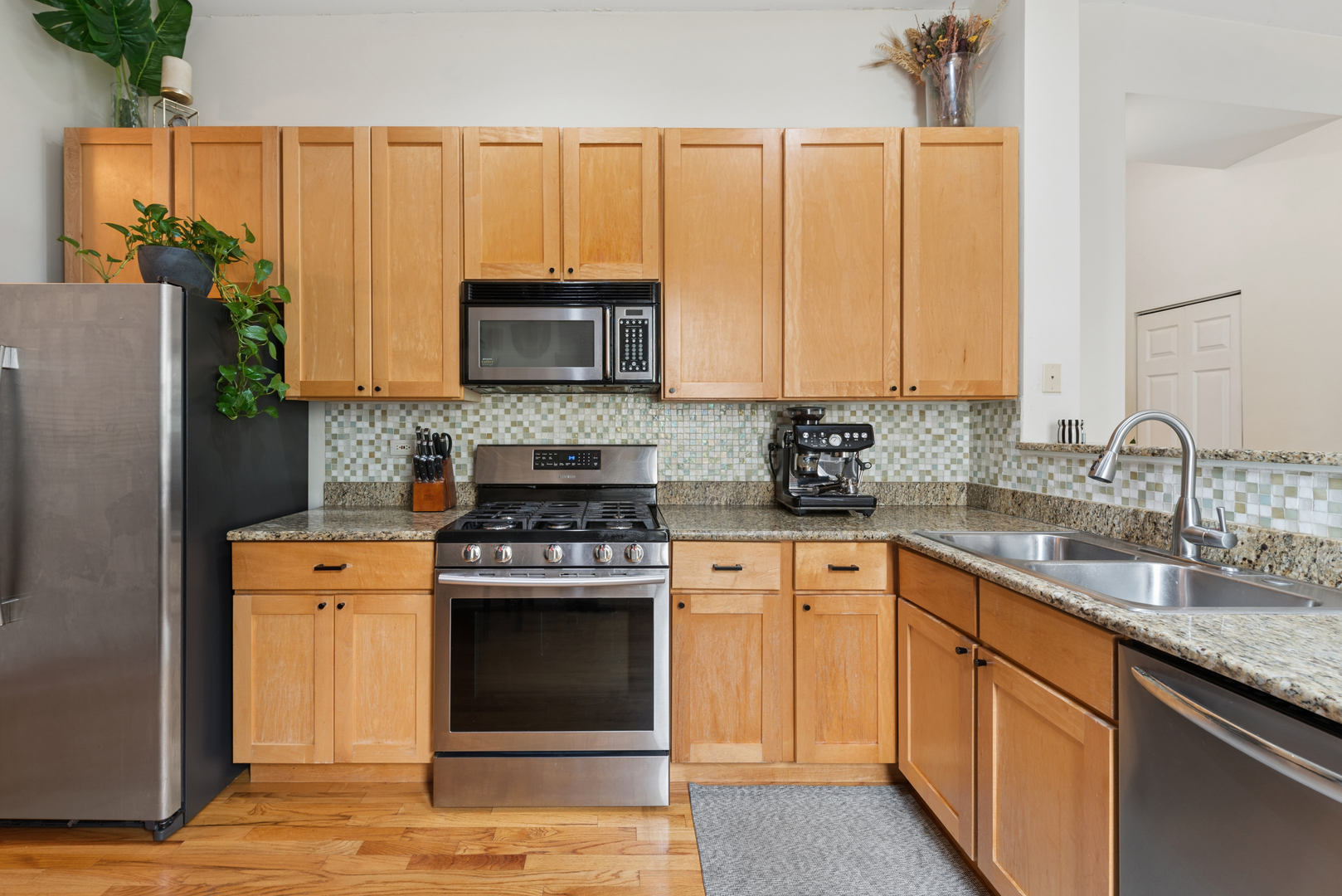 2607 N Hamlin Avenue 3 Property Photo 8