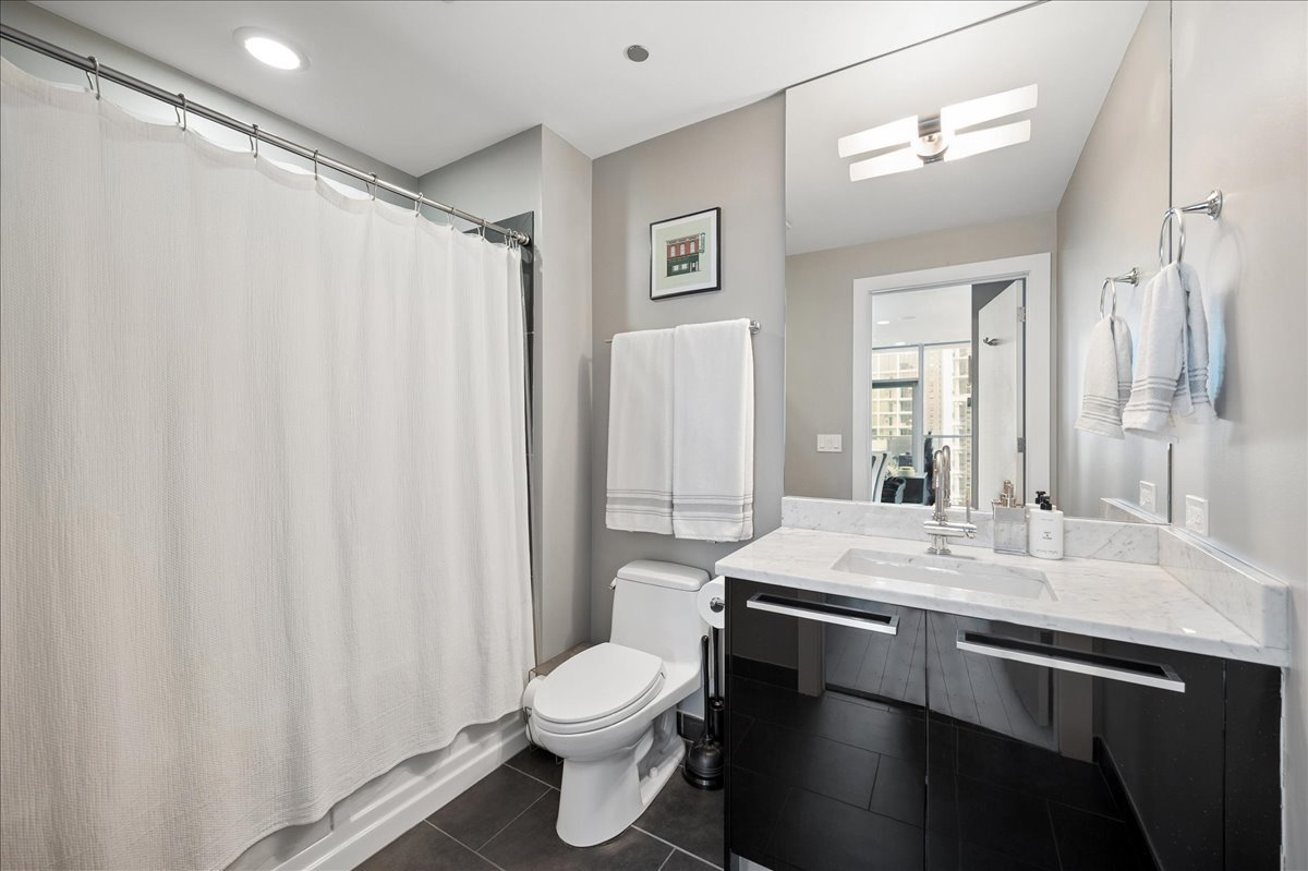 110 W Superior Street 1003 Property Photo 18