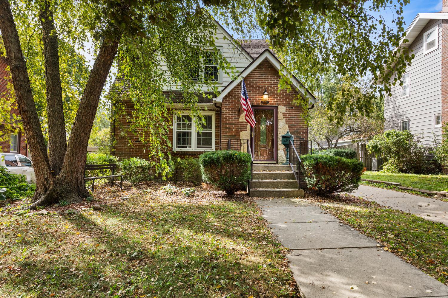 913 W Charles Street Property Photo 1