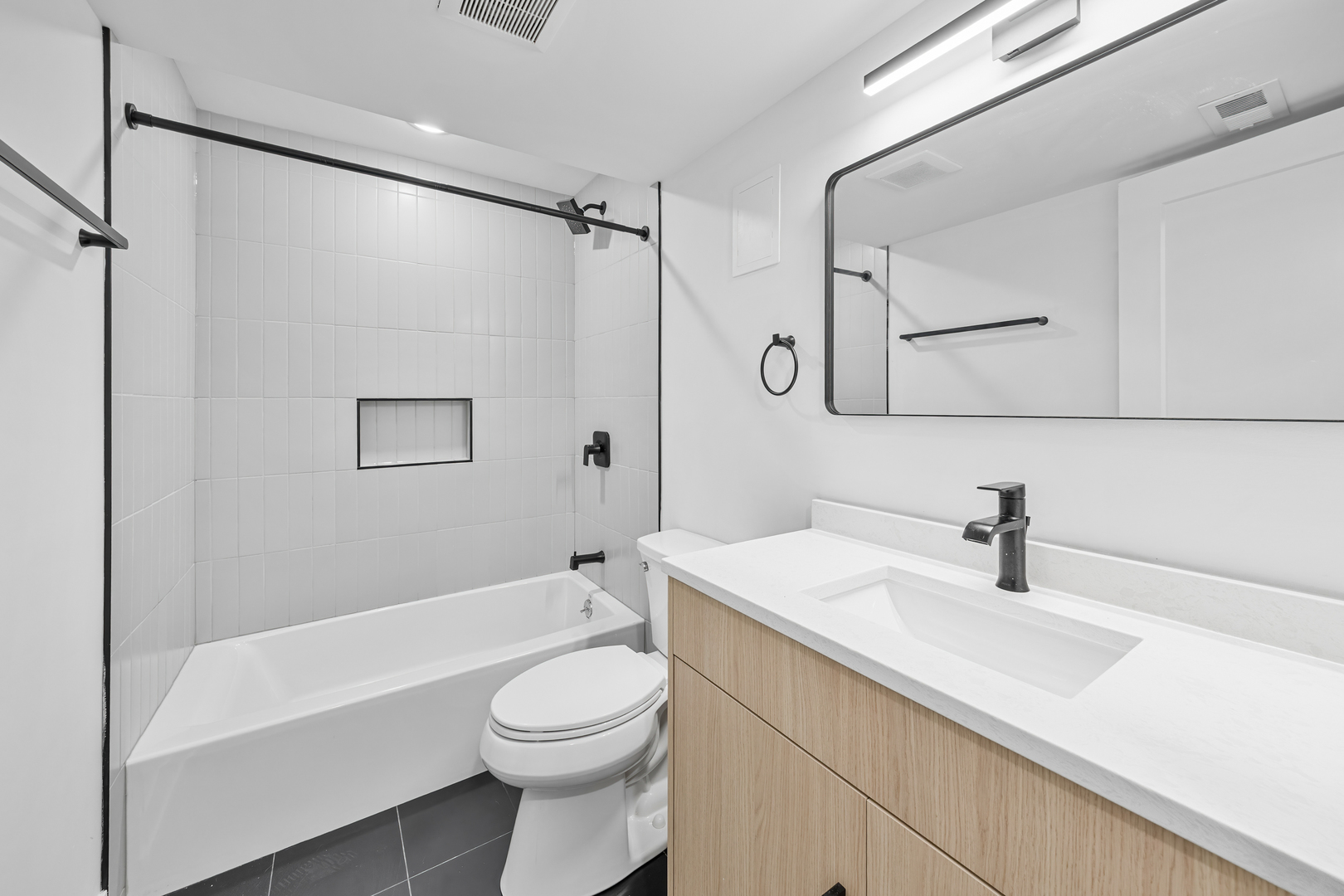 5627 N Wayne Avenue G Property Photo 8
