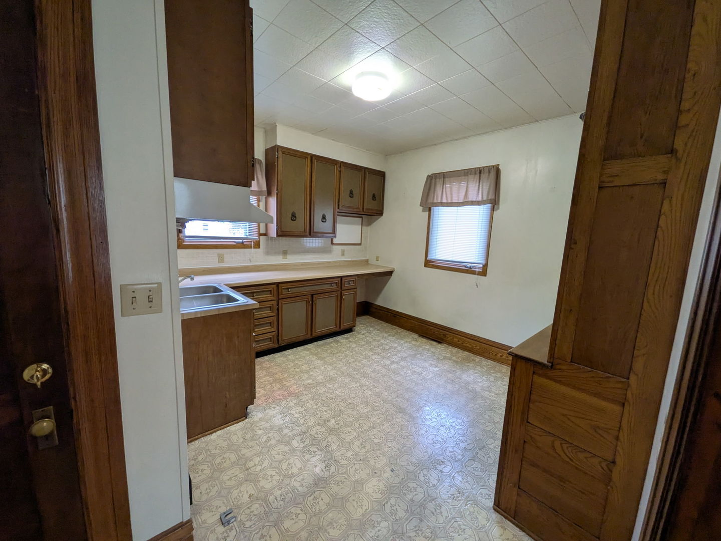 208 N Commercial Street Property Photo 9