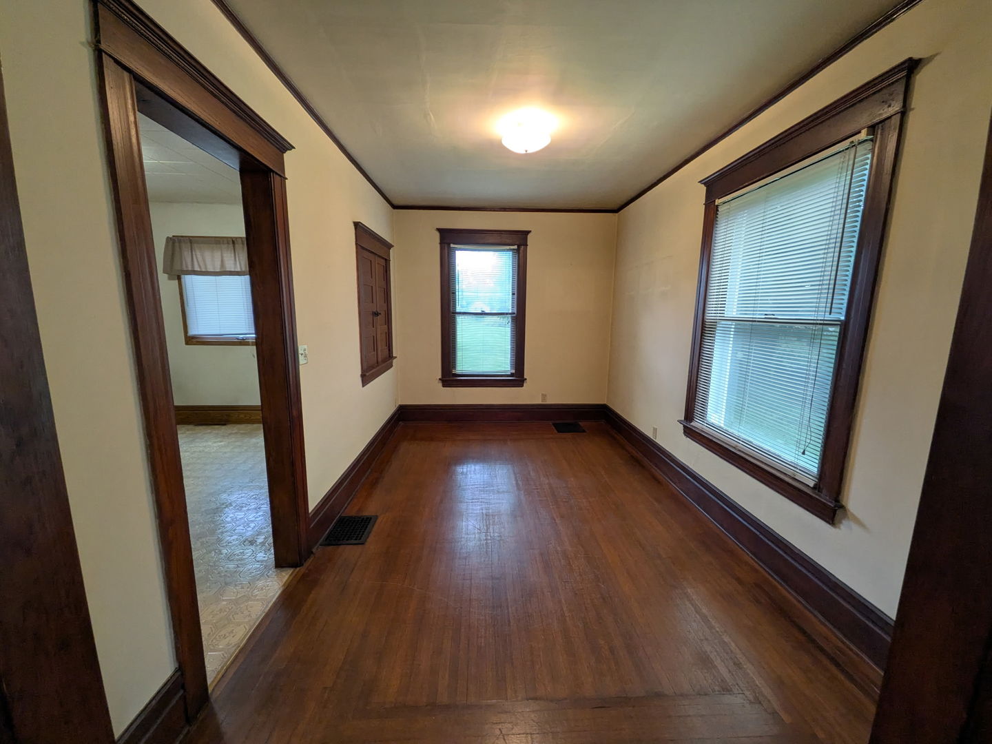 208 N Commercial Street Property Photo 11