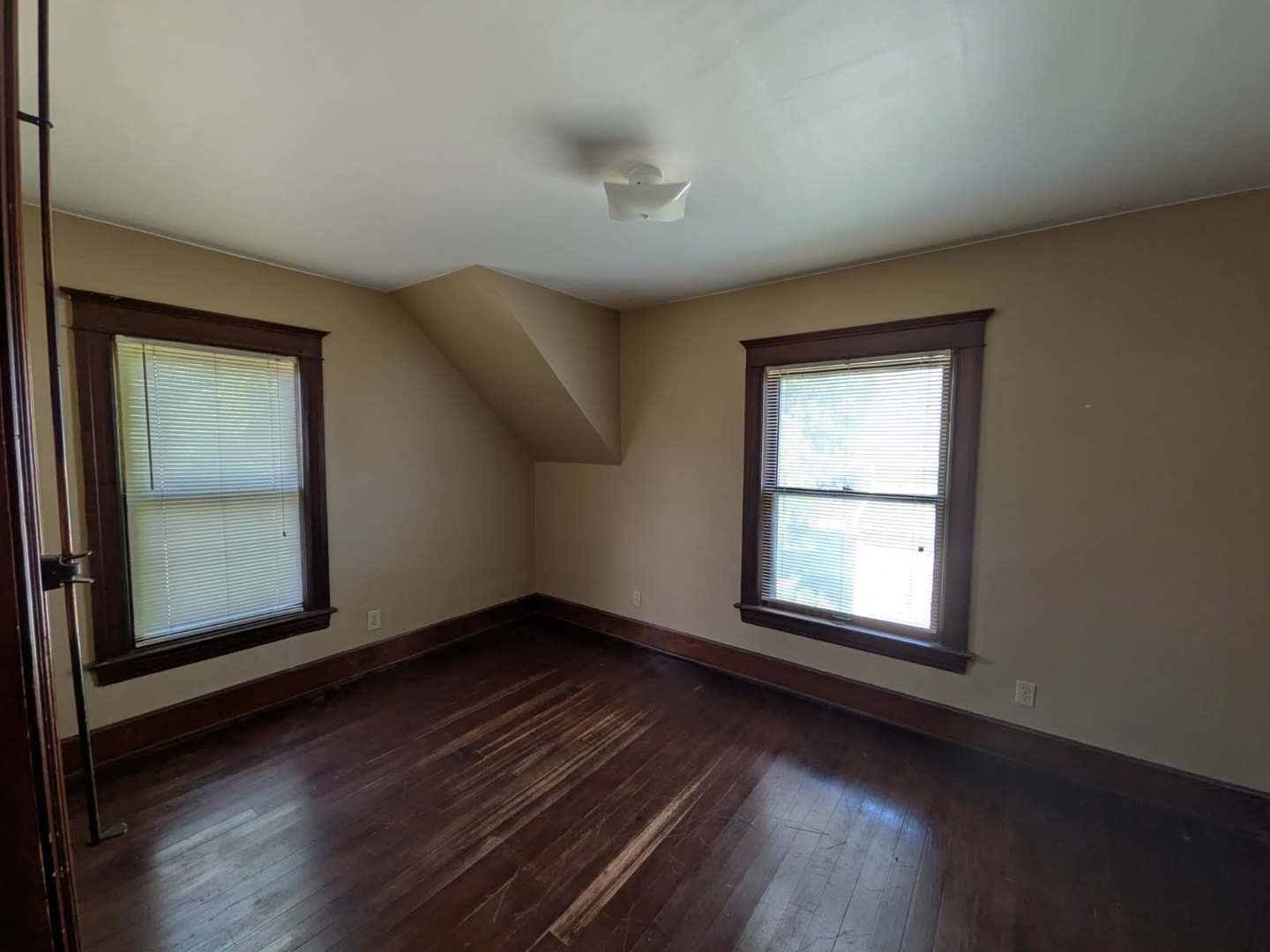 208 N Commercial Street Property Photo 13