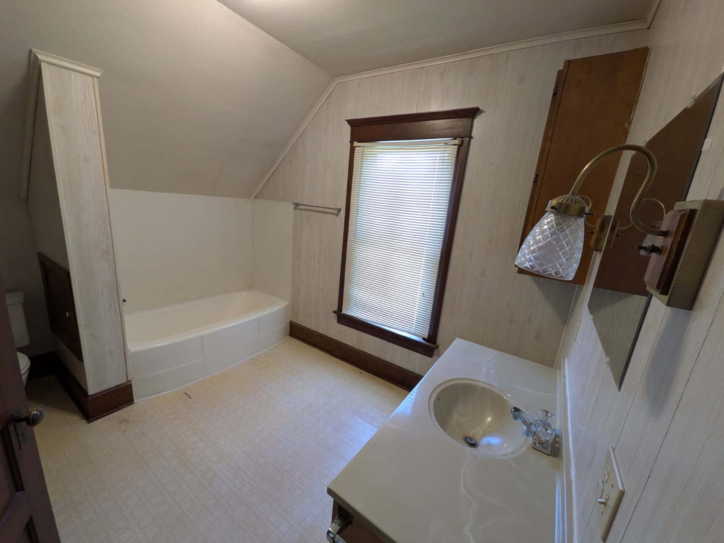208 N Commercial Street Property Photo 15